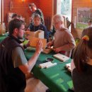 Bild 2: FÖJler Thomas Blindert im Einsatz bei der Schulung von Junior Rangern in der Wildniswerkstatt in Heimbach-Düttling. (Foto: Nationalparkverwaltung Eifel/M. Schlüter)