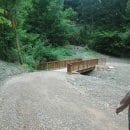 Bild 2: Im Rahmen der Renaturierungsmaßnahmen am Sauerbach wurde der Radweg entlang des Fließgewässers mit einer wassergebundene Decke fahrtauglich aufbereitet.