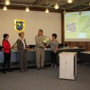 Bild 2: Im Rahmen der halbjährlichen Nationalparkfortbildung der Gastgeber wurden Urkunde, das Schild zur Kennzeichnung des Hauses und eine Nationalpark-Gastgeber-Flagge überreicht.