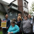 Bild 2: Michael Lammertz von der Nationalparkverwaltung begrüßte die Gruppe gemeinsam mit Fabian Morinello, Rureifel-Tourismus e.V., und überreichte die Jubiläums-Urkunde.