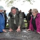 Bild 2: Michael Lammertz zeigt Joseph Cornell und Dr. Gertrud Hein das ertastbare Bronzemodell am Aussichtpunkt „Hirschley" im Barrierefreien Natur-Erlebnisraum Wilder Kermeter. Foto: Nationalparkverwaltung Eifel