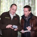 Bild 2: Ranger Andreas Engelke stellt das Gerät zur mobilen Datenerfassung (MDE) vor, dessen Daten unter anderem im Rahmen des SÖM ausgewertet werden. Foto: Nationalparkverwaltung