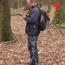 Bild 2: Ranger Christian Gehlen bestimmt mittels eines mobilen Satellitenpositionierungssystems die Lage der Stichprobenpunkte im Gelände. Foto: H.-J. Spors