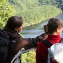 Bild 3: Attraktive Ausblicke in die Landschaft wie hier an der Hirschley erwarten den Trailwanderer am zweiten Tag. (Foto: Nationalparkverwaltung Eifel/G. Priske)