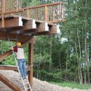 Bild 3: Der erste Teil der Brücke sitzt. Ein letzter prüfender Blick, bevor die nächsten Teile angeschwebt kommen. Foto: Nationalparkverwaltung