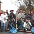 Bild 3: Der zufriedene Helfer-Trupp nach seinem ungewöhnlichen Einsatz in der frischen Waldluft des Barrierefreien Natur-Erlebnisraum Wilder Kermeter. Alle wissen: Wir kommen wieder.