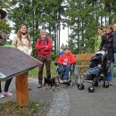 Bild 3: Ein Ranger erläutert die Möglichkeiten im Barrierefreien Natur-Erlebnisraum Wilder Kermeter. (© Deutsche Bahn AG/Hans-Dieter Budde).