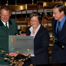 Bild 3: Feierten die Eröffnung des Nationalparks Eifel am 11. Januar 2004: NRW-Umweltministerin Bärbel Höhn, Staatssekretär Dr. Thomas Griese (rechts) und Leiter der Nationalparkverwaltung Henning Walter (links).