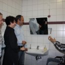 Bild 3: Geschäftsführer der NatKo e.V. Guido Frank (2. v.r.) und sein Mitarbeiter Tobias Wiesen (rechts) demonstrierten den Gastgebern die Funktion barrierefreier Sanitäranlagen.