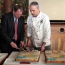 Bild 4: Udo Paschedag und Jürgen Müller schnitten die Torte mit dem Markenzeichen der Nationalpark-Schulen an. Foto: Nationalparkverwaltung