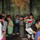 Bild 6: Die Viertklässler grübelten gemeinsam über den neun Aufgaben in der Ausstellung „Waldgeheimnisse“ des Nationalpark-Tors in Heimbach. Foto: Nationalparkverwaltung