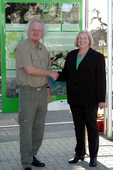 Bild: Henning Walter, Leiter der Nationalparkverwaltung Eifel, gratuliert Bürgermeisterin Margit Göckemeyer zum Amt der neuen Vorsitzenden des Kommunalen Nationalpark-Ausschusses.