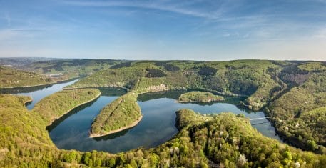 Blick über den Urftsee - dahinter erstreckt sich der Bergrücken Kermeter.