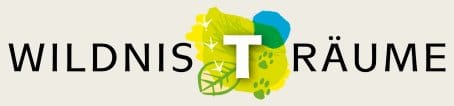 Das Bild zeigt das Logo der Erlebnisausstellung "Wildnis(t)räume" mit einem Buchenblatt und Tierspuren.