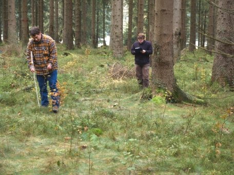 Das Freiwillige Ökologische Jahr im Nationalpark Eifel umfasst vielfältige Aufgaben im Naturschutz, der Umweltbildung und Öffentlichkeitsarbeit. Florian Offermanns (li.) half während seines FÖJ auch bei Untersuchungen zur Waldentwicklung im Schutzgebiet.