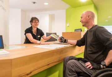 Freundliches Ausstellungspersonal hilft Besuchern bei Fragen gerne weiter.