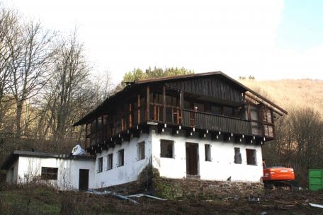 Das verfallene ehemalige Ferienhaus „Villa Zahn“ an der Sauerbachmühle liegt direkt am Wanderweg. Foto: A. Simantke
