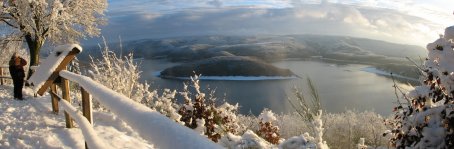 Der Kermeter ist eines der ökologischen Herzstücke des Nationalparks Eifel. Seine Laubwälder reichen bis an das Ufer des Rursees. Quelle: S. Wilden