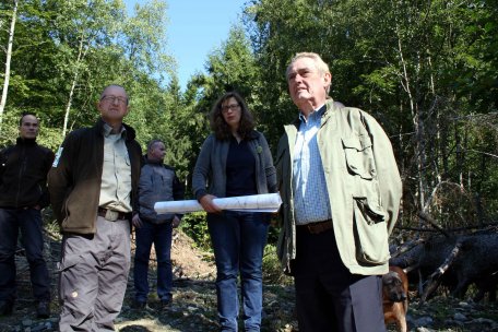  Der Parlamentarische Staatssekretär Horst Becker informierte sich heute im Rahmen der Sommertour „Lebendige Gewässer“ des NRW-Umweltministeriums über den Steinkrebs im Nationalpark Eifel.