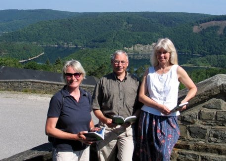 Die Autoren Maria A. Pfeifer (li.), Gabriele Harzheim und Hans-Georg Brunemann mit ihrem neuen Wanderführer zum Nationalpark Eifel.