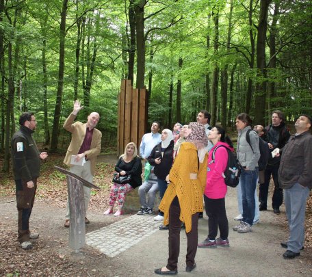 Die Führung der jordanischen Delegation über den „Wilden Weg“ im barrierefreien Naturerlebnisraum Wilder Kermeter von der Nationalparkverwaltung Eifel erfolgte mit Übersetzer (2.v.l.).
