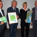 Die Gastgeber erhielten eine Urkunde, ein Hausschild und eine Flagge