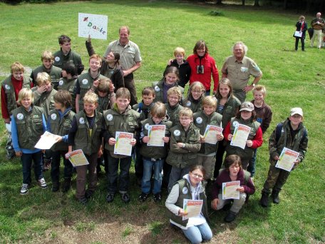 Die Junior Ranger vom Lehrgang 2010/2011 freuten sich über ihren Schirmherrn Andreas Kieling. Foto: Nationalparkverwaltung Eifel