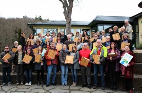  Die Lehrer der Nationalpark-Schulen Eifel sind nun stolze Besitzer des 800 Seiten starken Ordners „Unterwegs zur Wildnis“.
