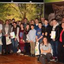 Die Projektkoordinatorinnen Jutta D’Orsaneo, Nationalparkverwaltung Eifel (1. Reihe unten) und Sabine Wichmann, Förderverein Nationalpark Eifel e.V. (rechts) gratulierten zur Auszeichnung.