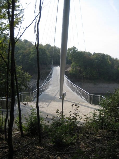 Die Victor-Neels-Brücke überspannt seit 2009 den Urftsee im Nationalpark Eifel. Foto: T. Geschwind