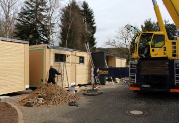 Die ersten Module werden in Position gebracht.