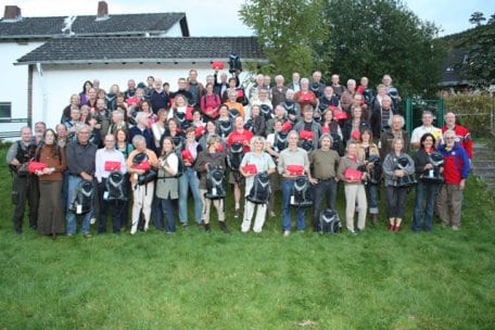 Die zertifizierten Natur- und Landschaftsführer, die sich als Waldführerinnen und Waldführer ehrenamtlich für den Nationalpark Eifel engagieren, freuen sich über die neue Ausstattung: Einen komfortablen Rucksack vom Brohler Mineral- und Heilbrunnen mit Er