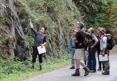 Dr. Martin Salamon erläutert die spannende Geschichte der Gesteine im Nationalpark Eifel.