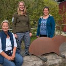Drei Akteurinnen, ein Ziel: Unterstützt durch die langjährige Erfahrung von Karin Birkhoff (links) in der Geschäftsstelle steuern Jasmin Daus (Mitte) aus der Nationalparkverwaltung und Emily Goenen (rechts) von der Eifel Tourismus GmbH seit Jahresbeginn d