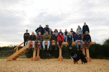 Ein besonderes Geburtstagsgeschenk zum 20-jährigen Bestehen: Die Nationalpark-Gastgeber weihen zusammen mit der Nationalparkverwaltung Eifel eine neue XXL-Baumelbank ein.