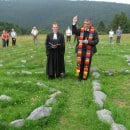 Einsegnung durch Weihbischof Dr. Johannes Bündgens (re.) und Pfarrer Christoph Ude.