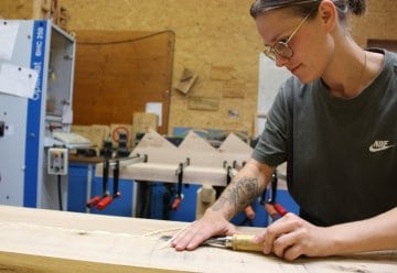 „Endlich das Richtige tun“ - Angehende Schreinerin begeistert von besonderem Ausbildungsplatz im Nationalpark Eifel