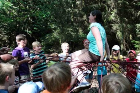 Erfahrungen sammeln in der Umweltbildung im Nationalpark Eifel. Dabei führen die Praktikantinnen auch eigene Gruppen von Kindern und Jugendlichen und stehen mitten im Geschehen.