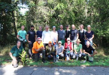 Freiwillige vom Bergwaldprojekt packen für den Naturschutz im Nationalpark Eifel kräftig mit an