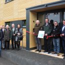 Freuen sich über die Eröffnung des modernen Gebäudes: Nationalpark-Leiter Dr. Michael Röös (4.v.r.), Heinrich Barkmeyer, stellvertretender Leiter Wald und Holz NRW (3.v.r.), Helmut Schäfer, Geschäftsführer LivingCon (2.v.r.) und Werner Kenning, LivingCon.