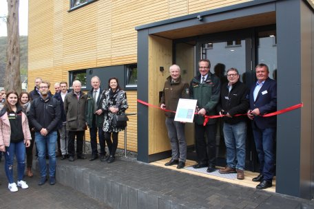 Freuen sich über die Eröffnung des modernen Gebäudes: Nationalpark-Leiter Dr. Michael Röös (4.v.r.), Heinrich Barkmeyer, stellvertretender Leiter Wald und Holz NRW (3.v.r.), Helmut Schäfer, Geschäftsführer LivingCon (2.v.r.) und Werner Kenning, LivingCon.