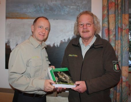 Frisch aus der Druckerpresse präsentiert die Nationalparkverwaltung Eifel die &quot;Bestandsanalyse&quot; des Nationalparkplans Band 2. (Foto: Nationalparkverwaltung Eifel/A. Simantke)