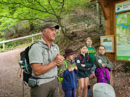 Für Familien gibt es über den Tag verteilt mehrere besondere Touren: Zu Junior Rangern ausgebildete Kinder und Jugendliche führen auf Augenhöhe durch die Natur der „Wildniswerkstatt Düttling“ unweit des Meilerplatzes.