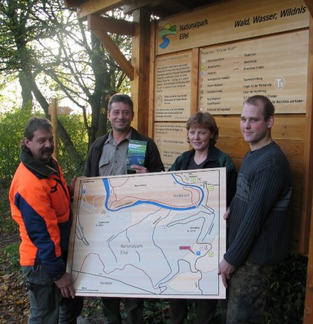 Gabriela Geitz, Leiterin der Holzbau-Werkstatt des Nationalparkforstamtes Eifel, konstruierte und erbaute gemeinsam mit Christian Gehlen (re.) und Herbert Peters (li.), beide Ranger der Holzbau-Werkstatt, die Begrüßungstafeln und Schilder für fünf markier