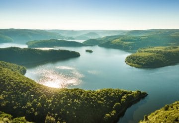 Grote stuwmeren vormen het landschap rondom het nationaal park.