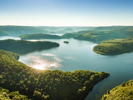 Grote stuwmeren vormen het landschap rondom het nationaal park.