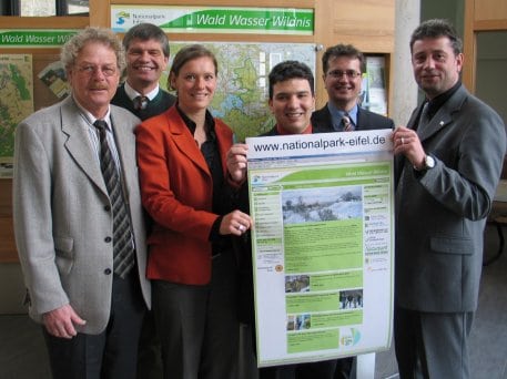 Henning Walter, Leiter des Nationalparkforstamtes Eifel (li.), Dr. Hans-Joachim Spors, Dezernat Forschung und Dokumentation (2. v. li.), Sirit Coeppicus, Web-Redakteurin, Michael Lammertz, Dezernent für Kommunikation und Naturerleben (re.), und Andreas Ba