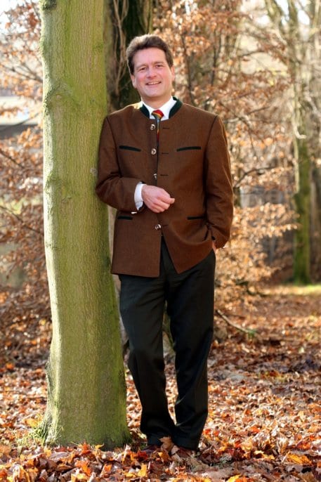 Hilmar Freiherr von Münchhausen, Geschäftsführer der Deutschen Wildtier Stiftung, referiert über die Faszination Rotwild und das Engagement der Stiftung in Politik und Praxis. Foto: Deutsche Wildtier Stiftung