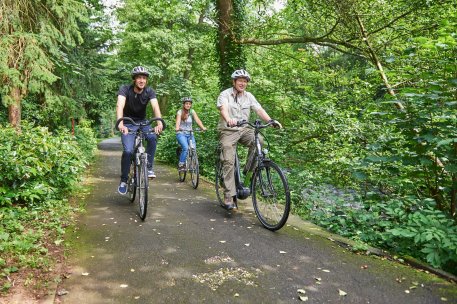Im Nationalpark Eifel sind insgesamt 104 Kilometer des Wegenetzes als Radweg ausgewiesen und laden zu gemütlichem Radwandern ein.