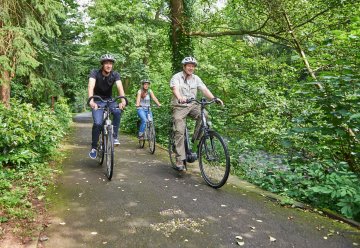 Im Nationalpark Eifel sind insgesamt 104 Kilometer des Wegenetzes als Radweg ausgewiesen und laden zu gemütlichem Radwandern ein.